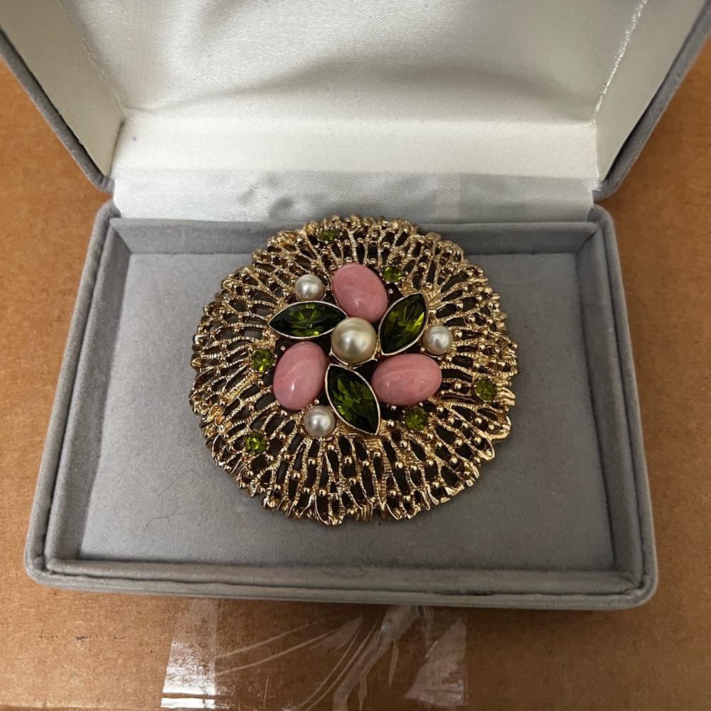Elegant Gold and Pink Brooch with Green Accents by Sarah Coventry - Picture 8 of 12